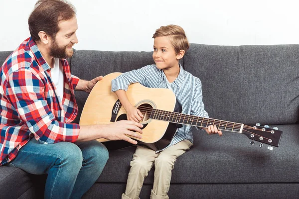 Vater und Sohn spielen Gitarre — Stockfoto