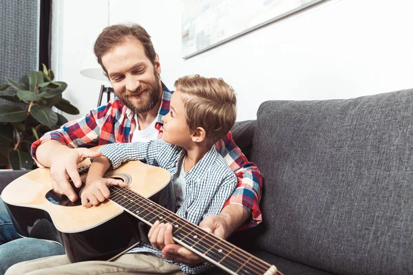 Père et fils jouant de la guitare — Photo de stock