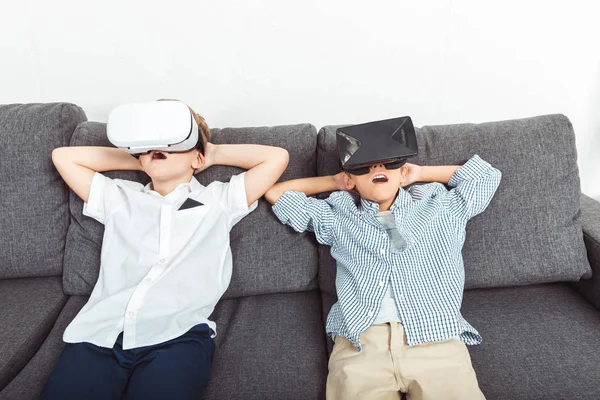 Meninos em fones de ouvido de realidade virtual — Fotografia de Stock