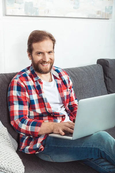 Homme barbu en utilisant un ordinateur portable — Photo de stock