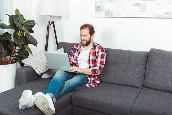 Uomo barbuto utilizzando il computer portatile — Foto stock