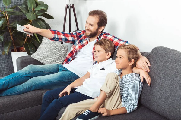 Vater mit Söhnen vor dem Fernseher — Stockfoto