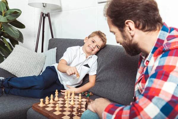 Батько і син грають в шахи — стокове фото