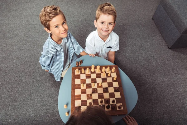 Маленькие мальчики играют в шахматы — стоковое фото
