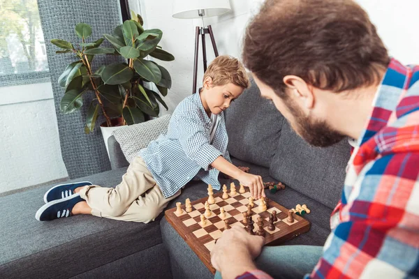 Padre e hijo jugando ajedrez - foto de stock