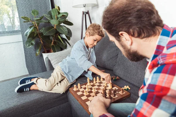 Pai e filho jogando xadrez — Fotografia de Stock