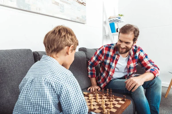 Padre e figlio giocare a scacchi — Foto stock