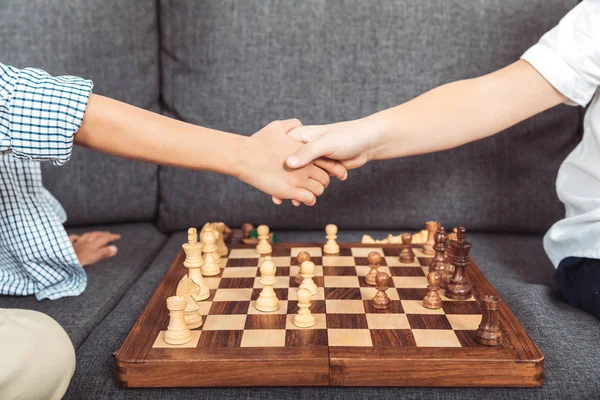 Kleine Jungen spielen Schach — Stockfoto