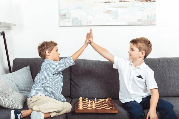 Petits garçons jouant aux échecs — Photo de stock
