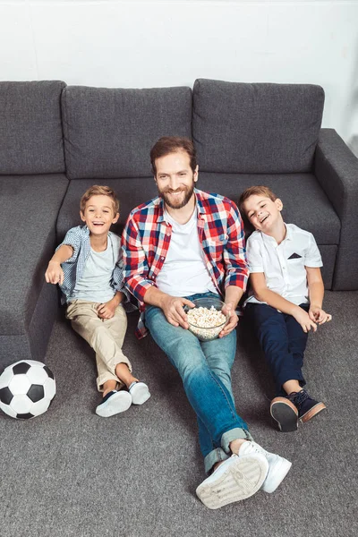 Сім'я дивиться футбольний матч вдома — стокове фото