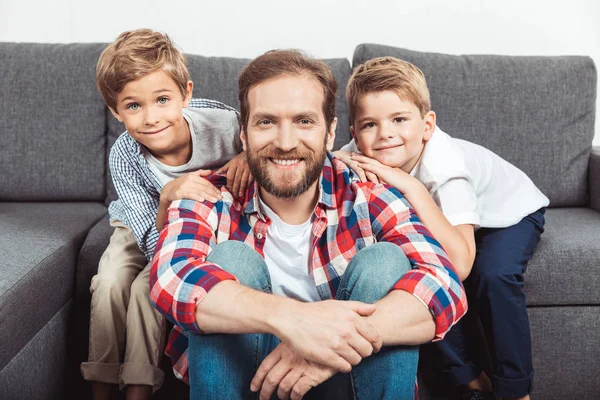 Счастливый отец с сыновьями — стоковое фото