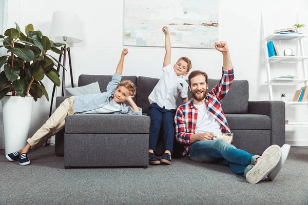 Famiglia alzando le mani — Foto stock