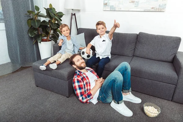 Pai com filhos passar o tempo em casa — Fotografia de Stock