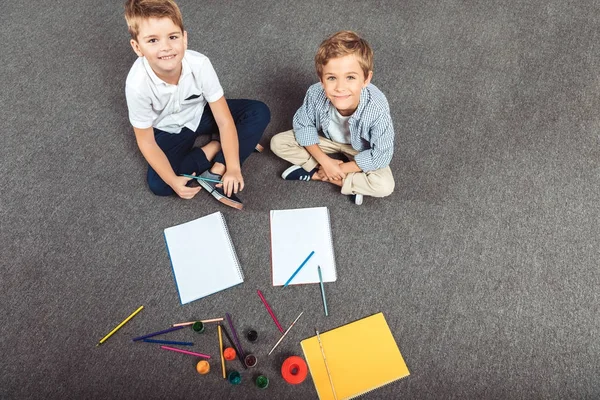 Niños pequeños dibujando juntos - foto de stock