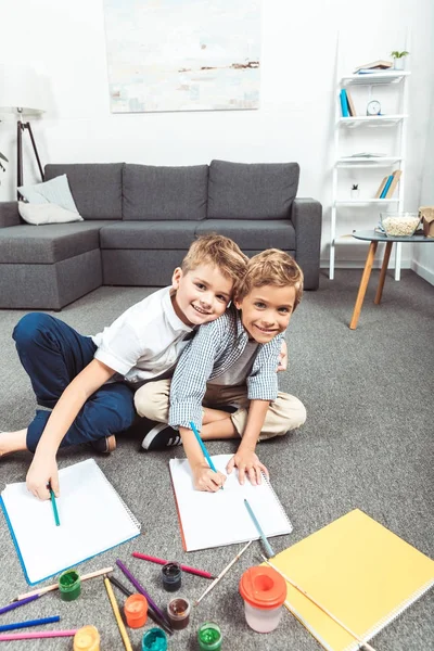 Petits garçons dessinant ensemble — Photo de stock