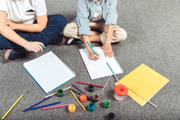 Petits garçons dessinant ensemble — Photo de stock