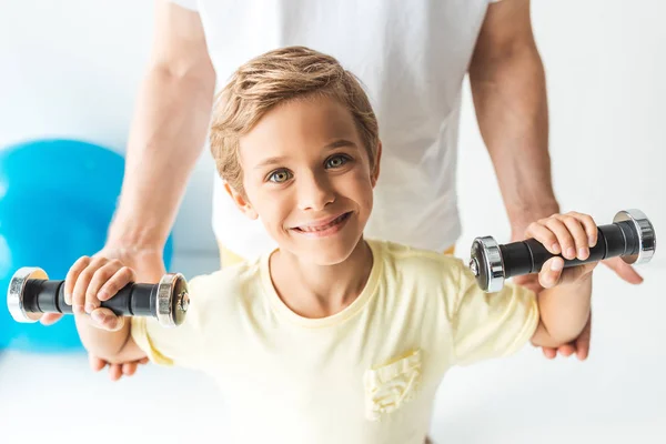 Pai e filho treinando com halteres — Fotografia de Stock