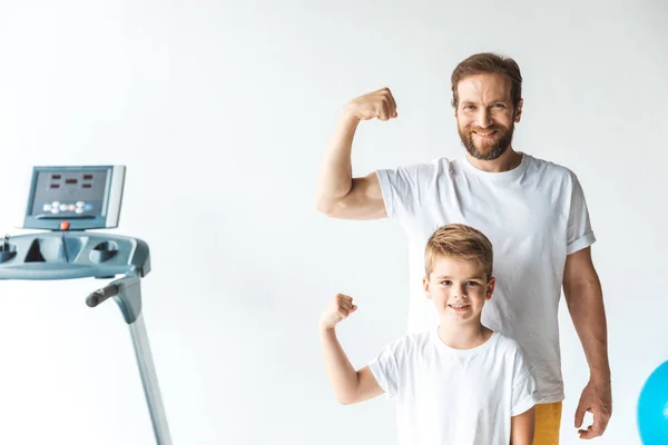 Padre e hijo deportivo - foto de stock