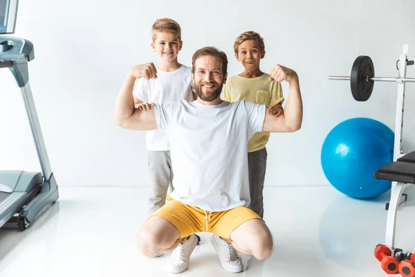 Familia deportiva feliz - foto de stock