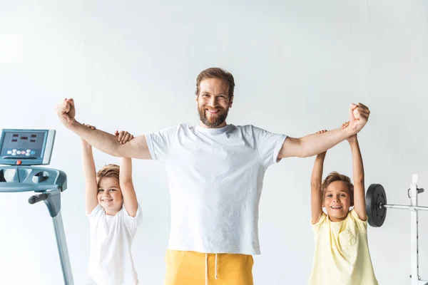 Glückliche sportliche Familie — Stockfoto