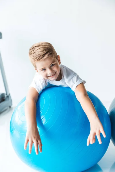 Petit garçon sur le ballon de fitness — Photo de stock