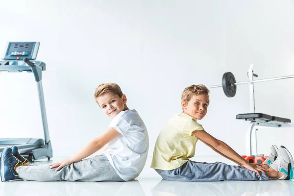 Niños haciendo ejercicio juntos - foto de stock