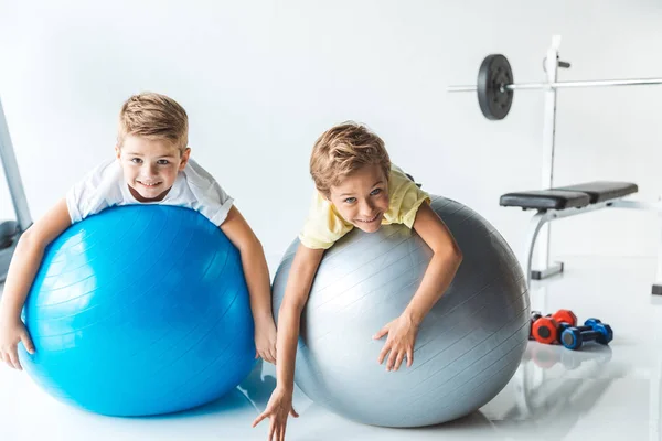 Kleine Jungs auf Fitnessbällen — Stockfoto
