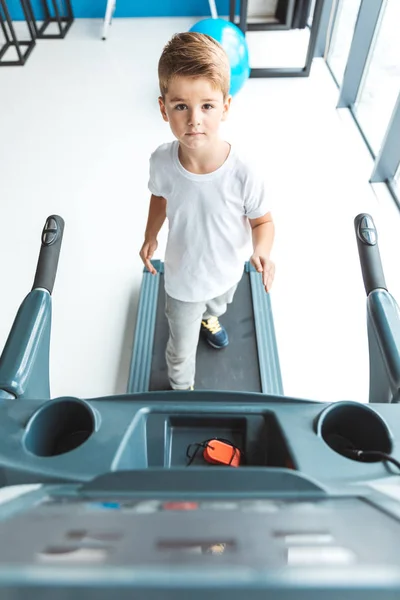 Niño en la cinta de correr - foto de stock