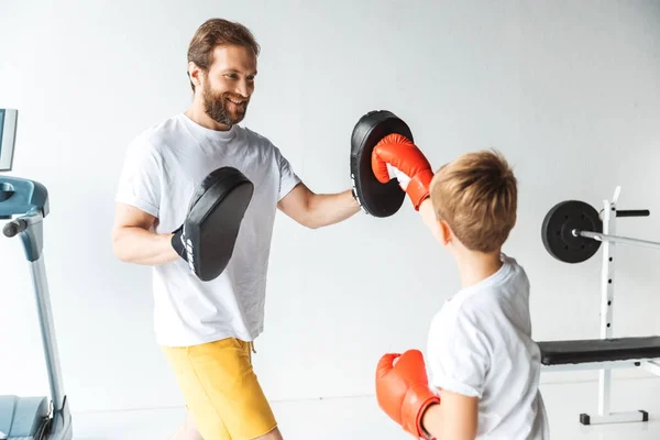 Padre e hijo boxeando juntos - foto de stock