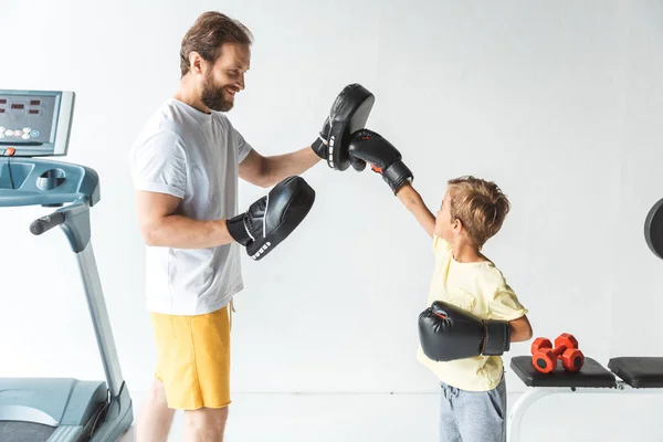 Padre e hijo boxeando juntos - foto de stock