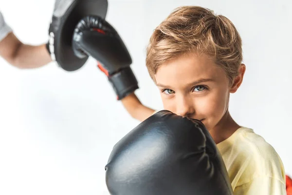 Vater und Sohn boxen zusammen — Stockfoto