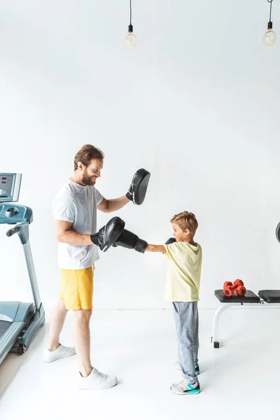 Padre e hijo boxeando juntos - foto de stock