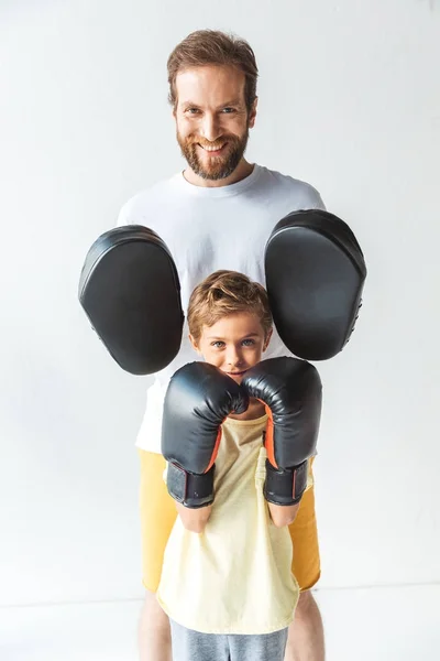 Vater und Sohn boxen zusammen — Stockfoto