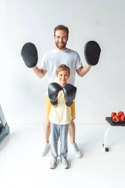 Pai e filho boxe juntos — Fotografia de Stock