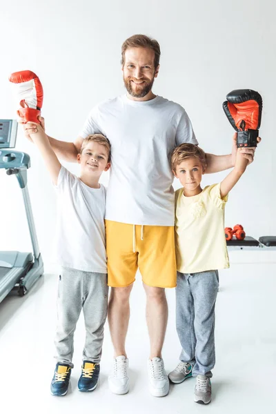 Батько з синами в боксерських рукавичках — стокове фото