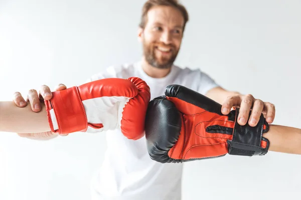 Entrenador y niños en guantes de boxeo - foto de stock