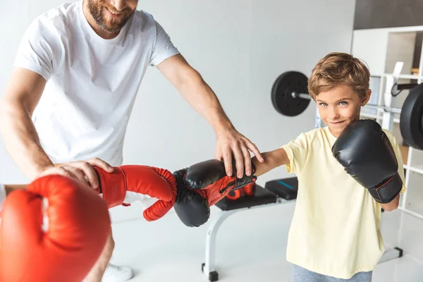 Treinador e meninos em luvas de boxe — Fotografia de Stock