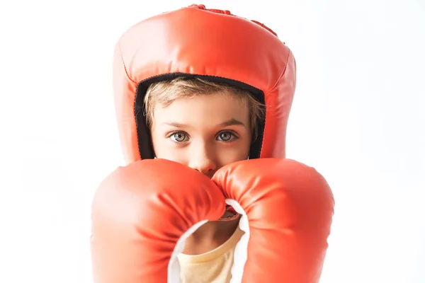 Niño en guantes de boxeo y casco - foto de stock