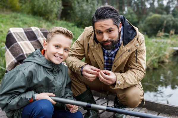 Padre e hijo pescando con caña - foto de stock