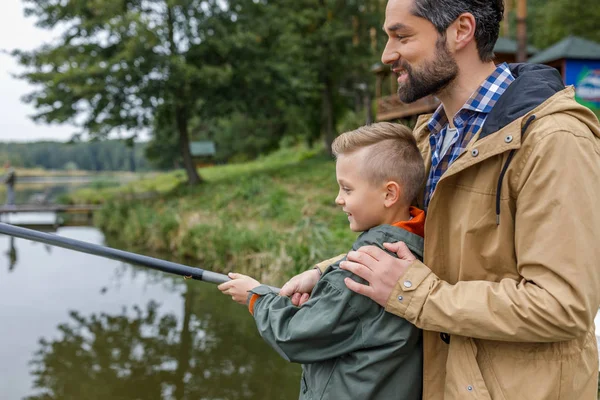 Padre e figlio pesca sul lago — Foto stock