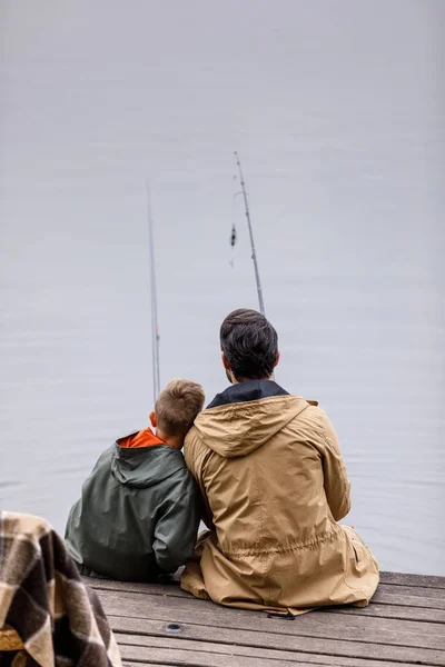 Padre e hijo pescando juntos - foto de stock