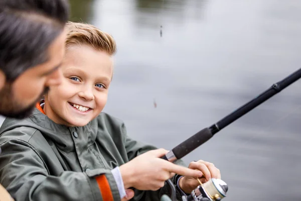 Felice figlio pesca con canna — Foto stock