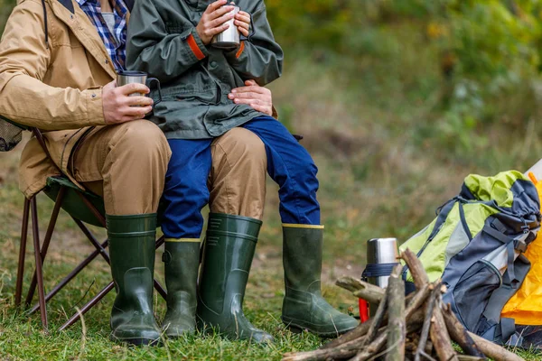 Père et fils dans le camping — Photo de stock