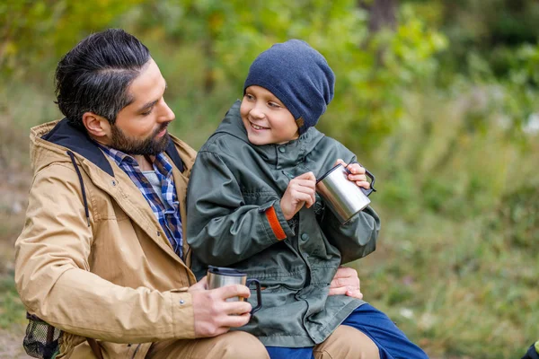 Père et fils avec des tasses — Photo de stock