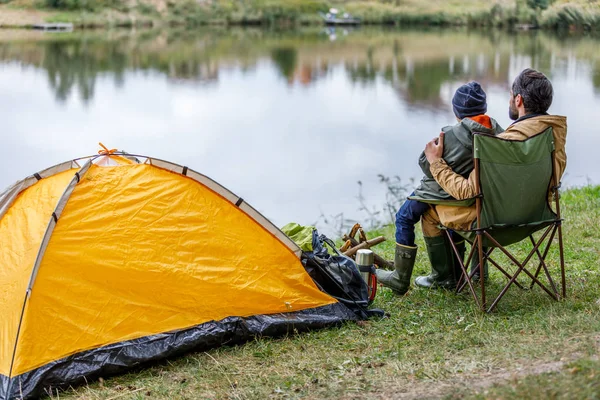 Pai e filho sentados na tenda — Fotografia de Stock