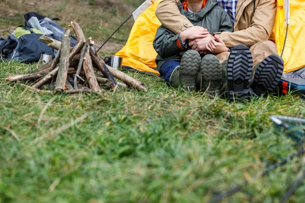 Vater und Sohn mit Stöcken für Lagerfeuer — Stockfoto