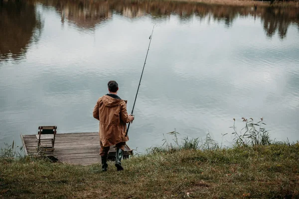 Pescador pesca con caña - foto de stock