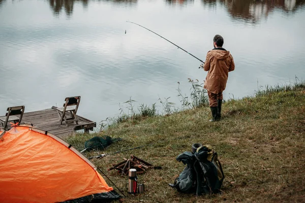 Pescador pesca com vara — Fotografia de Stock