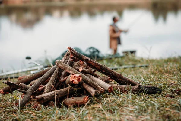 Bâtons pour le feu de joie sur la campagne — Photo de stock