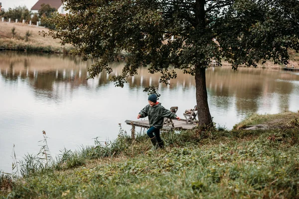 Garçon jouer au lac — Photo de stock